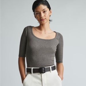 Everlane Supima Micro-Rib Scoop-Neck Tee in Heathered Fatigue